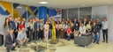 IMAGEM COM VARIAS PESSOAS, DENTRO DE UMA SALA POSANDO PARA A FOTO