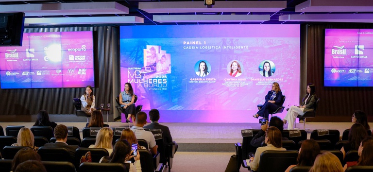 IMAGEM COM QUATRO MULHERES NO PALCO DA ANTT