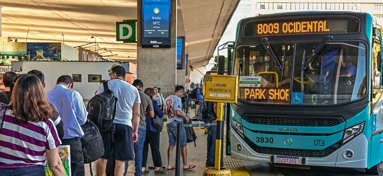 IMAGEM D EONIBUS COM PESSOAS NA FILA NA RODOVIARIA
