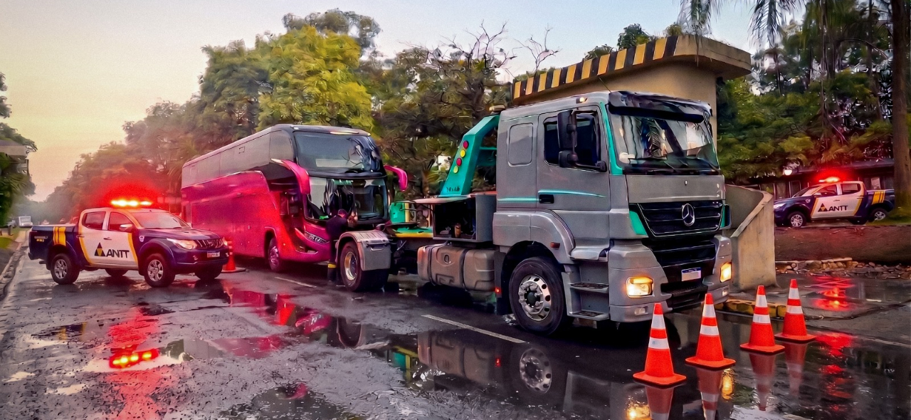 Produção acompanha operações de fiscalização em São Paulo e mostra por que situações aparentemente comuns podem colocar passageiros em risco durante uma viagem