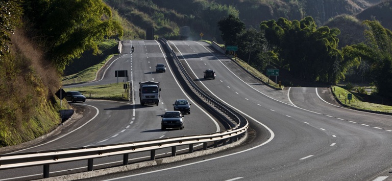 IMAGEM COM CARROS NA RODOVIA