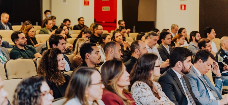 Pessoas participando do debate