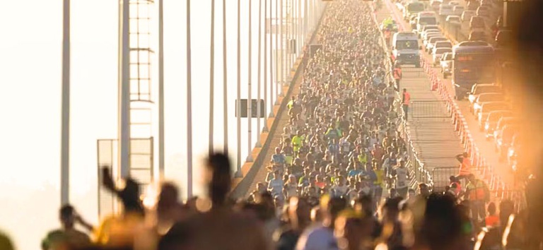 IMAGEM COM VARIAS PESSOAS NA PONTE
