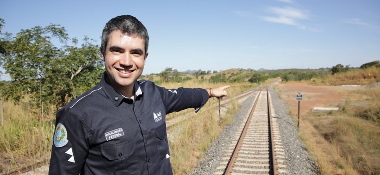 Diretor-Geral da ANTT, Guilherme Theo Sampaio, aponta para os trilhos da Ferrovia de Integração Centro-Oeste