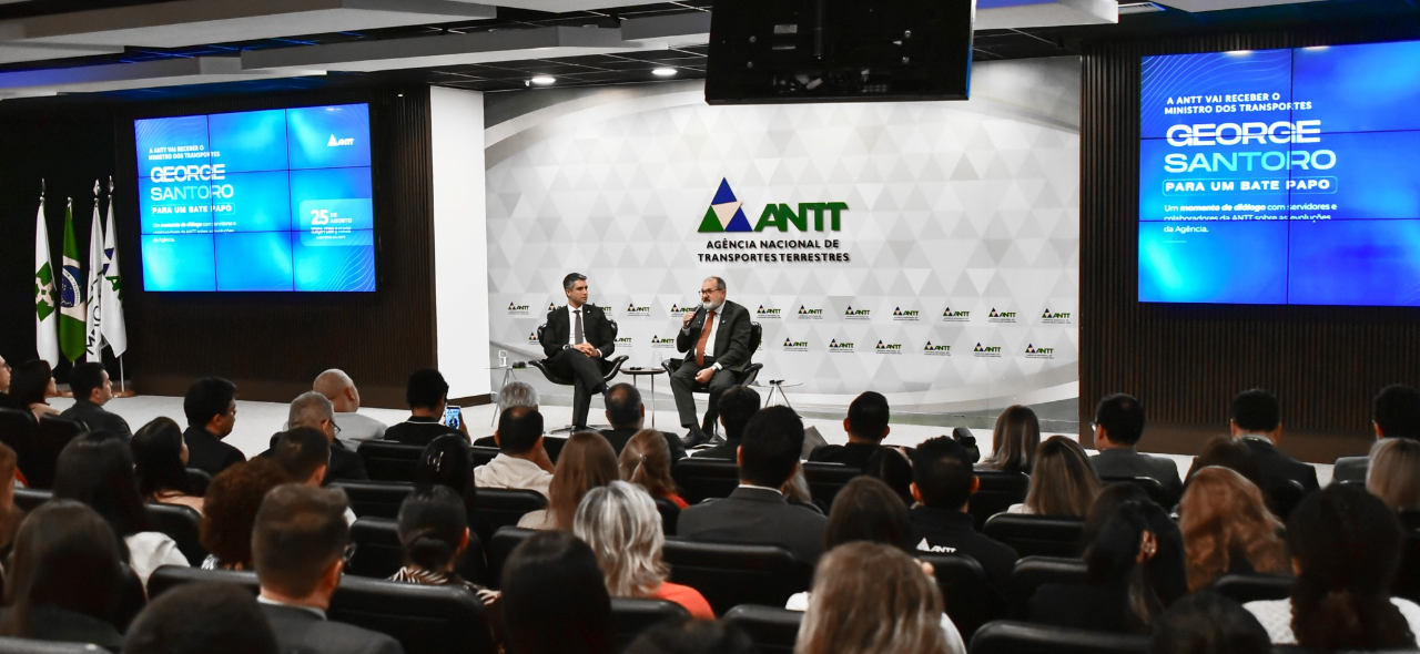 Foto mostrando DG, ministro e plateia
