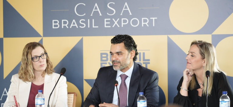 IMAGEM COM TRES PESSOAS NO BRASIL EXPORT