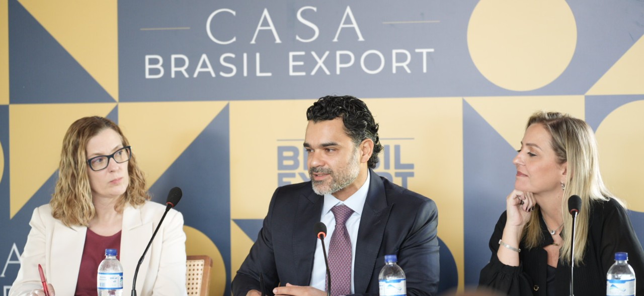 IMAGEM COM TRES PESSOAS NO BRASIL EXPORT