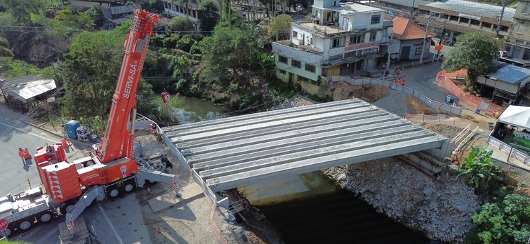 IMAGEM DA PONTE COM EQUIPAMENTOS REALIZANDO A OBRA