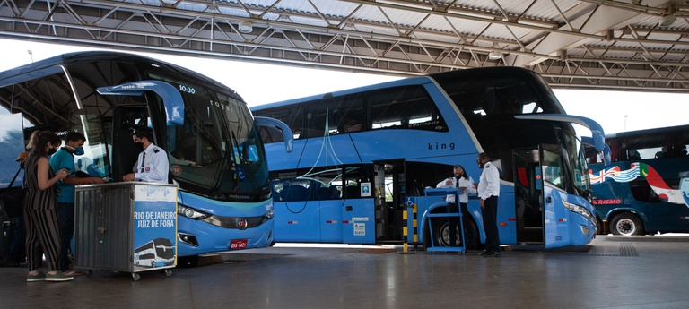Foto mostrando ônibus interestadual em rodoviária