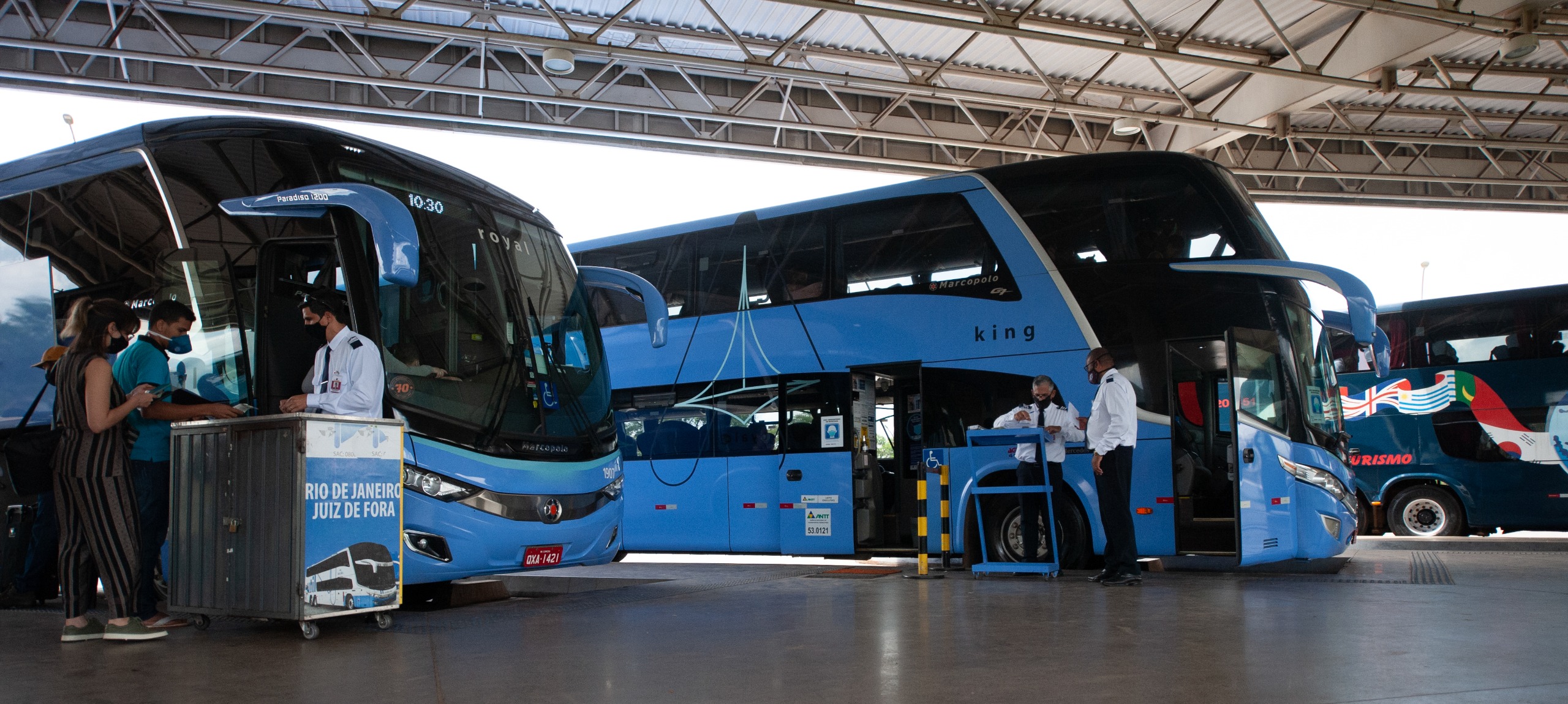 Foto mostrando ônibus interestadual em rodoviária