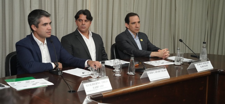Foto mostrando diretor-geral da ANTT, Guilherme Theo Sampaio, diretor presidente da ABCR, Marco Aurélio Barcelos, e representantes da FIEMG em reunião