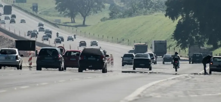 Foto mostrando alto fluxo de carros em rodovia