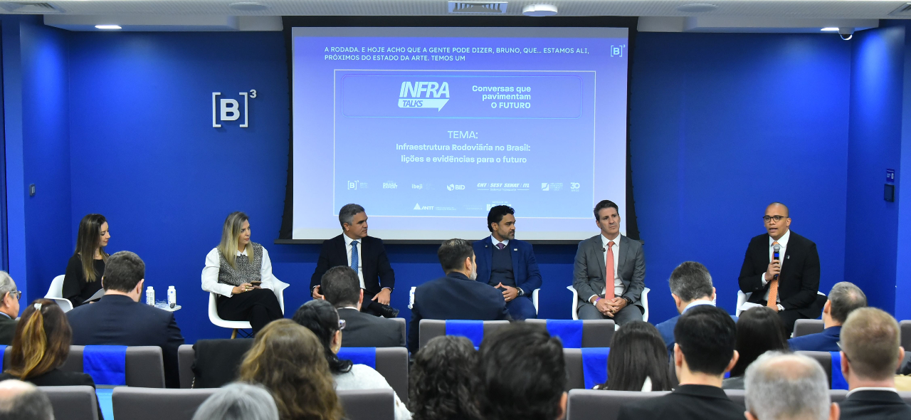 A 8ª edição do Infra Talks reuniu especialistas, autoridades públicas e representantes do setor privado para discutir inovações, desafios regulatórios e os caminhos da infraestrutura rodoviária brasileira