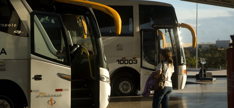 Foto mostrando um ônibus de transporte internacional de passageiros na rodoviária
