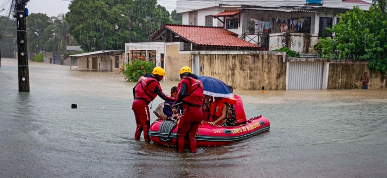 Homens com botes em inundação