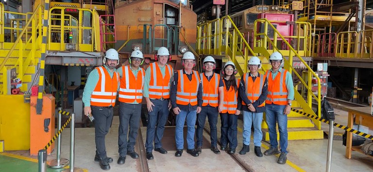 Foto mostrando diretores da ANTT com técnicos na viagem