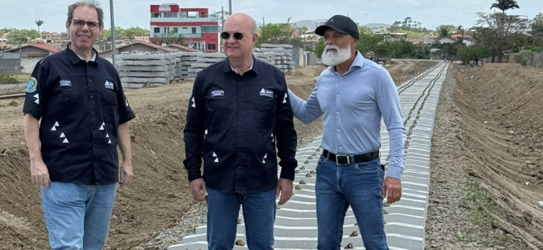 Foto mostrando diretor da ANTT, Alex Azevedo, e o superintendente SUFER, em cima dos trilhos nas obras