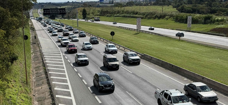 Foto mostrando trecho concedido com intenso movimento de veículos