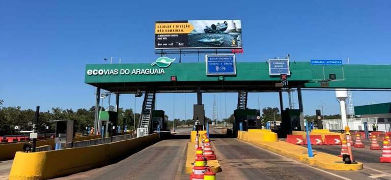 IMAGEM DE UM OUTDOOR DA ECOVIAS COM PEGADIO EM BAIXO