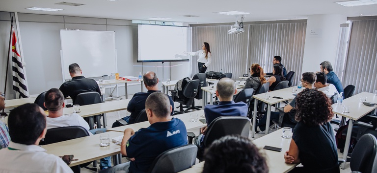 Equipe realiza treinamento sobre sustentabilidade