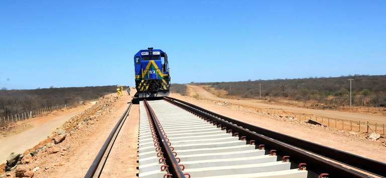 Foto mostrando ferrovia com trem