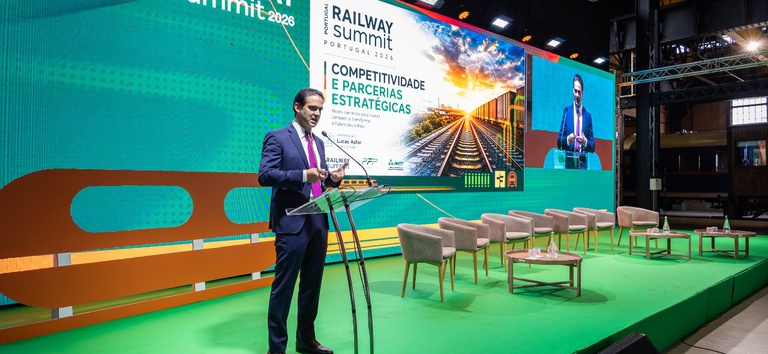 Foto do diretor da ANTT, Lucas Asfor, no evento internacional em Portugal