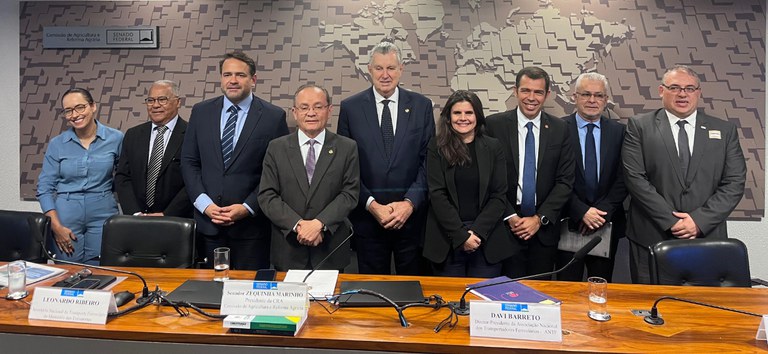 Foto mostrando todos os participantes da audiência pública