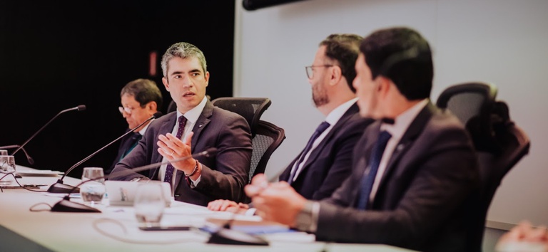 Foto do Diretor Geral participando de painel Regulação 4.0