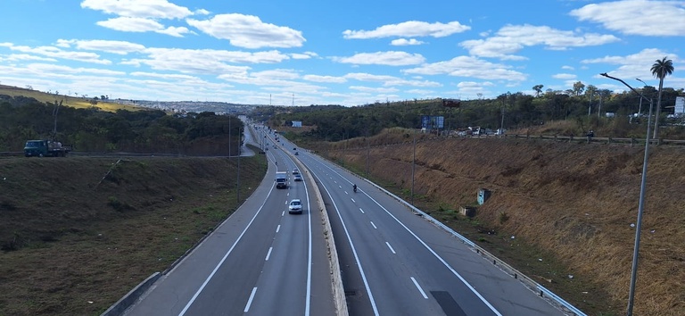 Foto mostrando a rodovia BR 116/251, a Rota dos Gerais