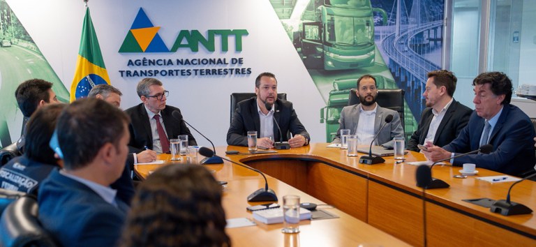 Montagem mostrando rodovias com ícones que representam a atuação dos verificadores