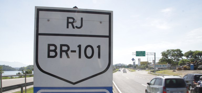 Foto mostrando a placa da BR-101/RJ e parte da rodovia