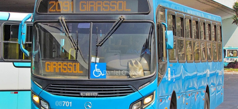 Foto de ônibus da Taguatur em rodoviária