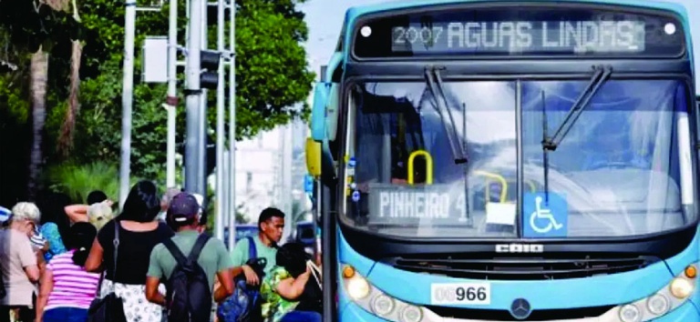 Foto de ônibus do entorno pegando passageiros na RIDE/DF