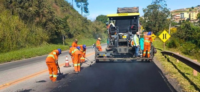 Foto mostrando equipe trabalhando em trecho da EPR Via Mineira