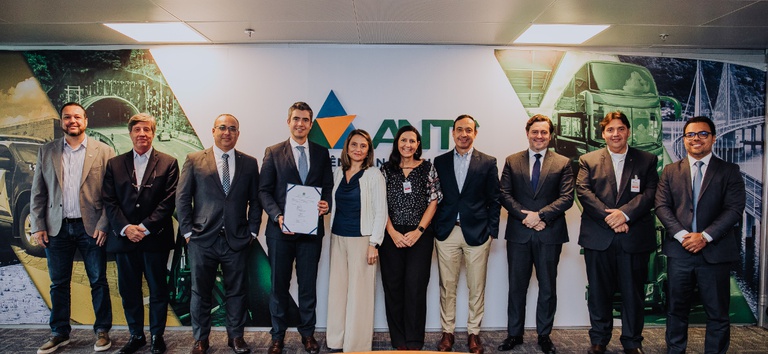 Foto com ANTT e concessionária assinando o contrato