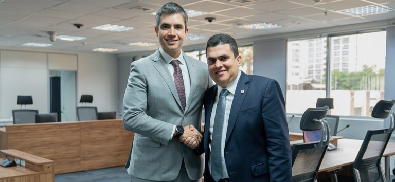 Foto mostrando diretores das agências em reunião