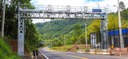 Foto com o pórtico do free flow na rodovia oeste e sudoeste do Paraná