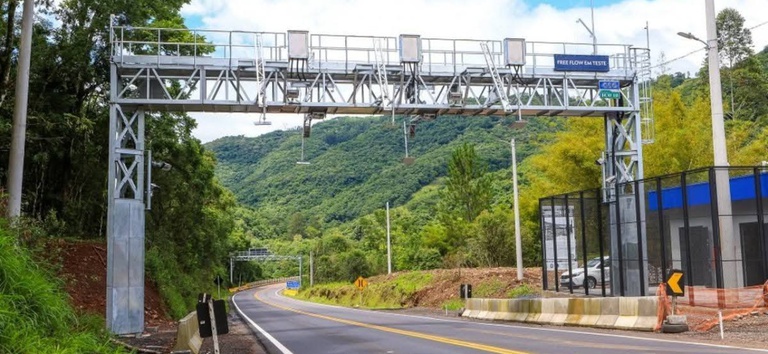 Foto com o pórtico do free flow na rodovia oeste e sudoeste do Paraná