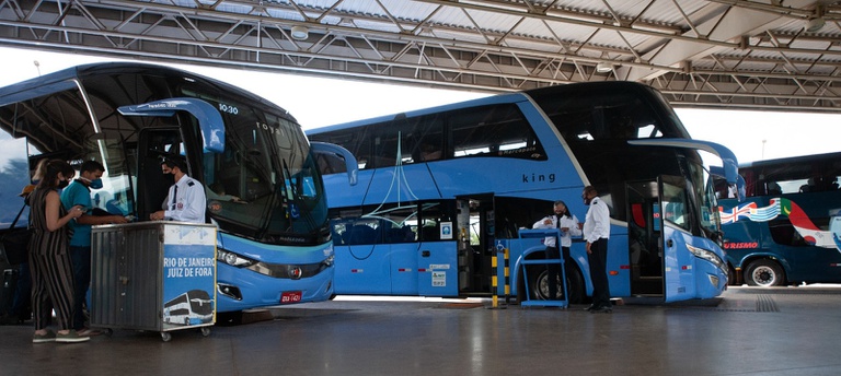 Ônibus na rodoviária que realizam o transporte regular de passageiros