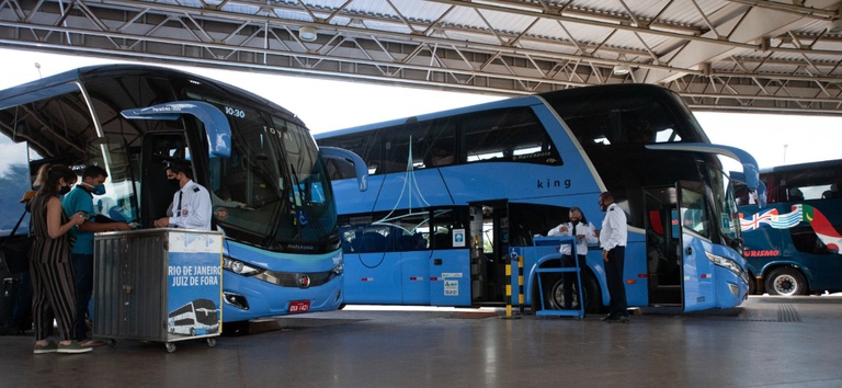 Foto mostrando ônibus interestadual em rodoviária