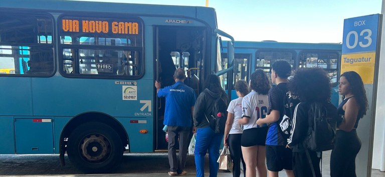 Foto de ônibus da Taguatur em rodoviária