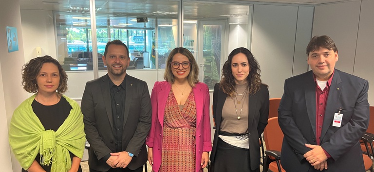 Foto com participantes da reunião entre a concessionária Arteris e representantes da ANTT