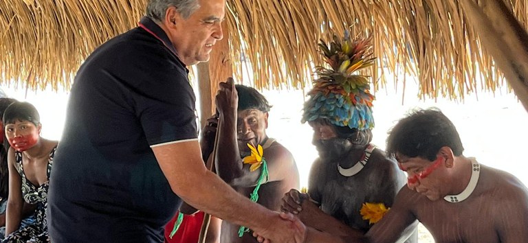 Foto mostrando autoridade da ANTT cumprimentando povo indígena