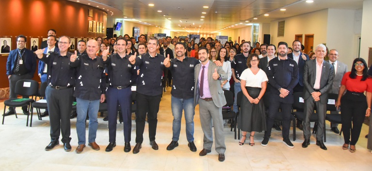 Foto com todos os diretores, servidores e colaboradores da ANTT no evento