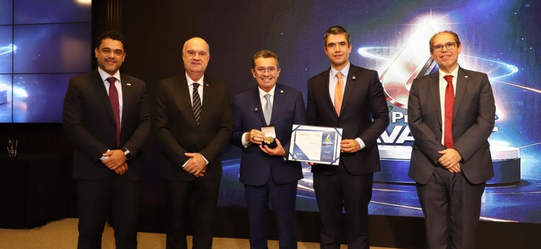 Diretoria colegiada entrega Prêmio AVANTT 2026 ao presidente do TCU, Vital do Rêgo Filho