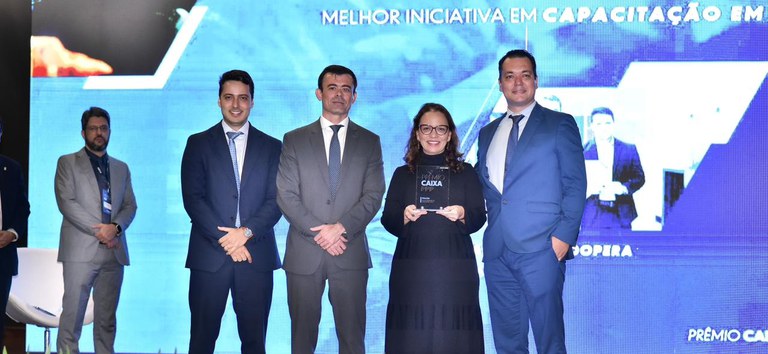 Foto mostrando coordenação da ANTT recebendo a premiação