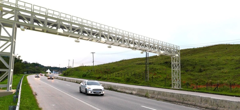 Foto mostrando pórtico do free flow em rodovia federal concedida pela ANTT