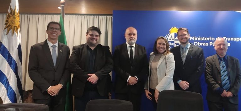 IMAGEM COM SEIS PESSOAS NA REUNIÃO