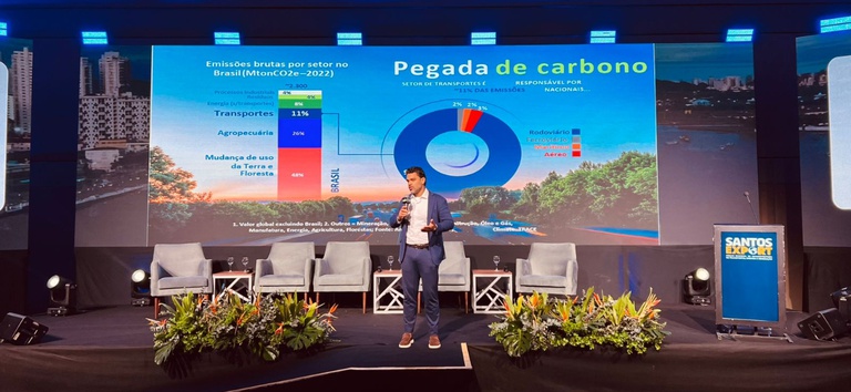 Diretor Felipe Queiroz apresenta painel sobre sustentabilidade no evento Santos Export