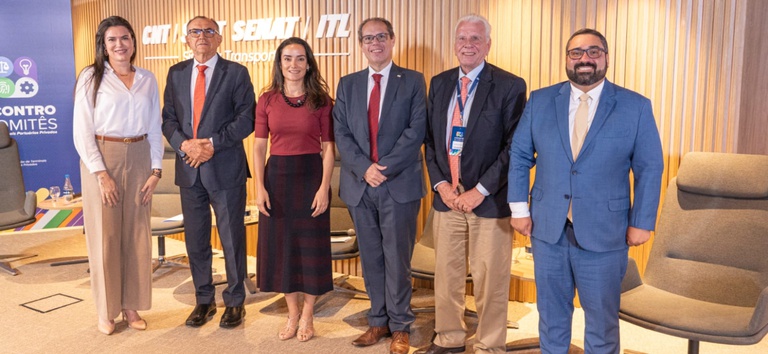 Foto mostrando o diretor durante o evento, reunido ao lado de outras autoridades